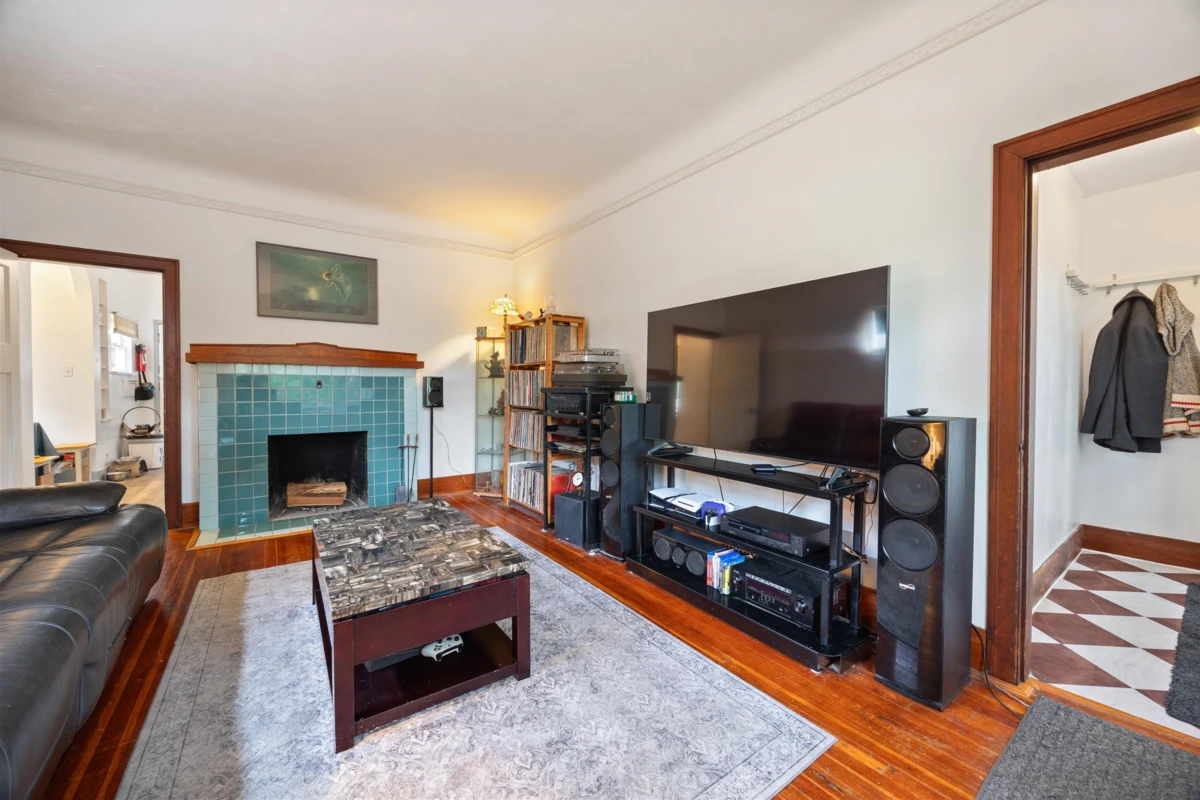 Living Room Photo of 1105 Hamilton Street, New Westminster, BC