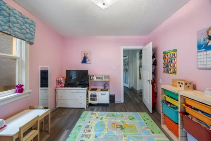 Walk-In Closet Photo of 1105 Hamilton Street, New Westminster, BC
