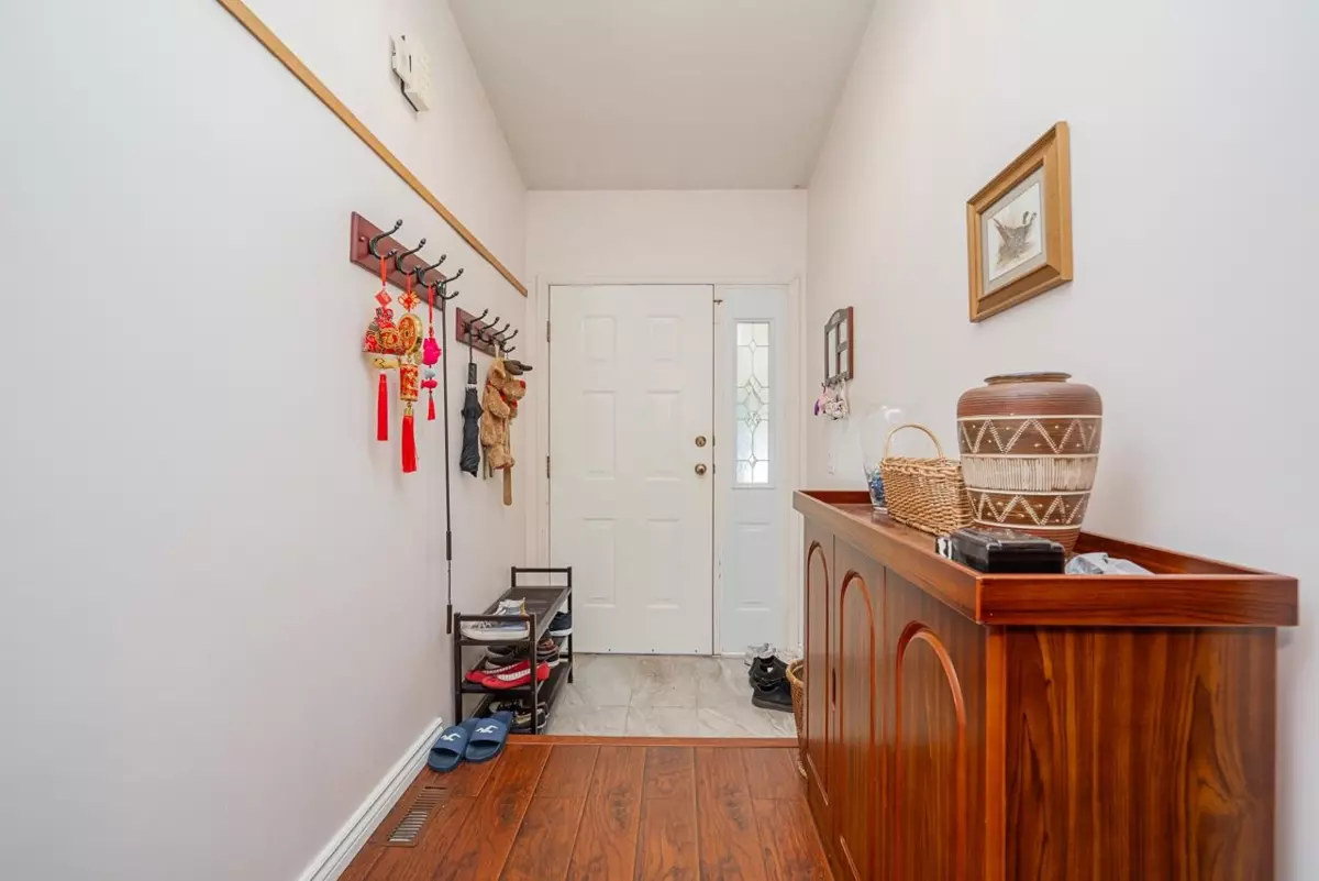 Family Room Photo of 10764 Fraserglen Drive, Surrey, BC