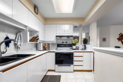 Kitchen Island Photo of 301 106 W Kings Road, North Vancouver, BC