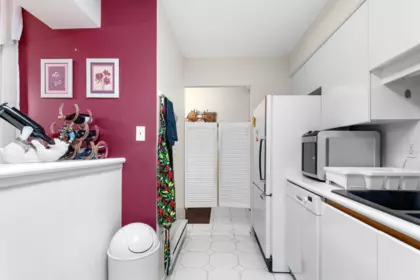 Kitchen Photo of 301 106 W Kings Road, North Vancouver, BC