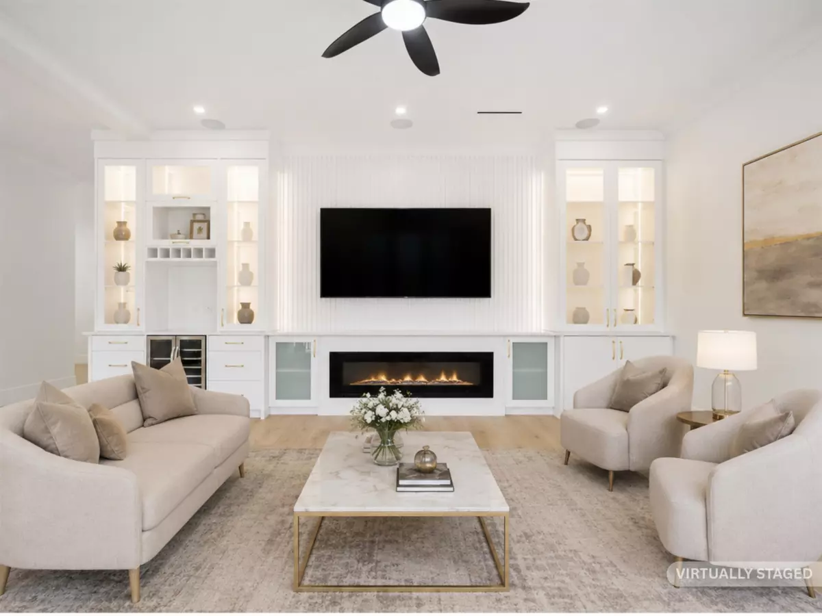 Living Room Photo of 10116 172a Street, Surrey, BC