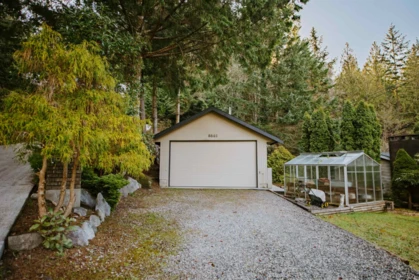 Walk-In Closet Photo of 8846 Redrooffs Road, Halfmoon Bay, BC