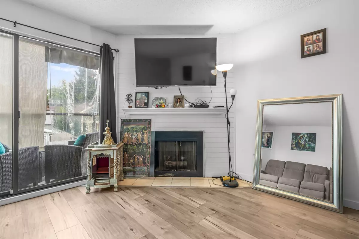 Dining Area Photo of 301 315 Tenth Street, New Westminster, BC