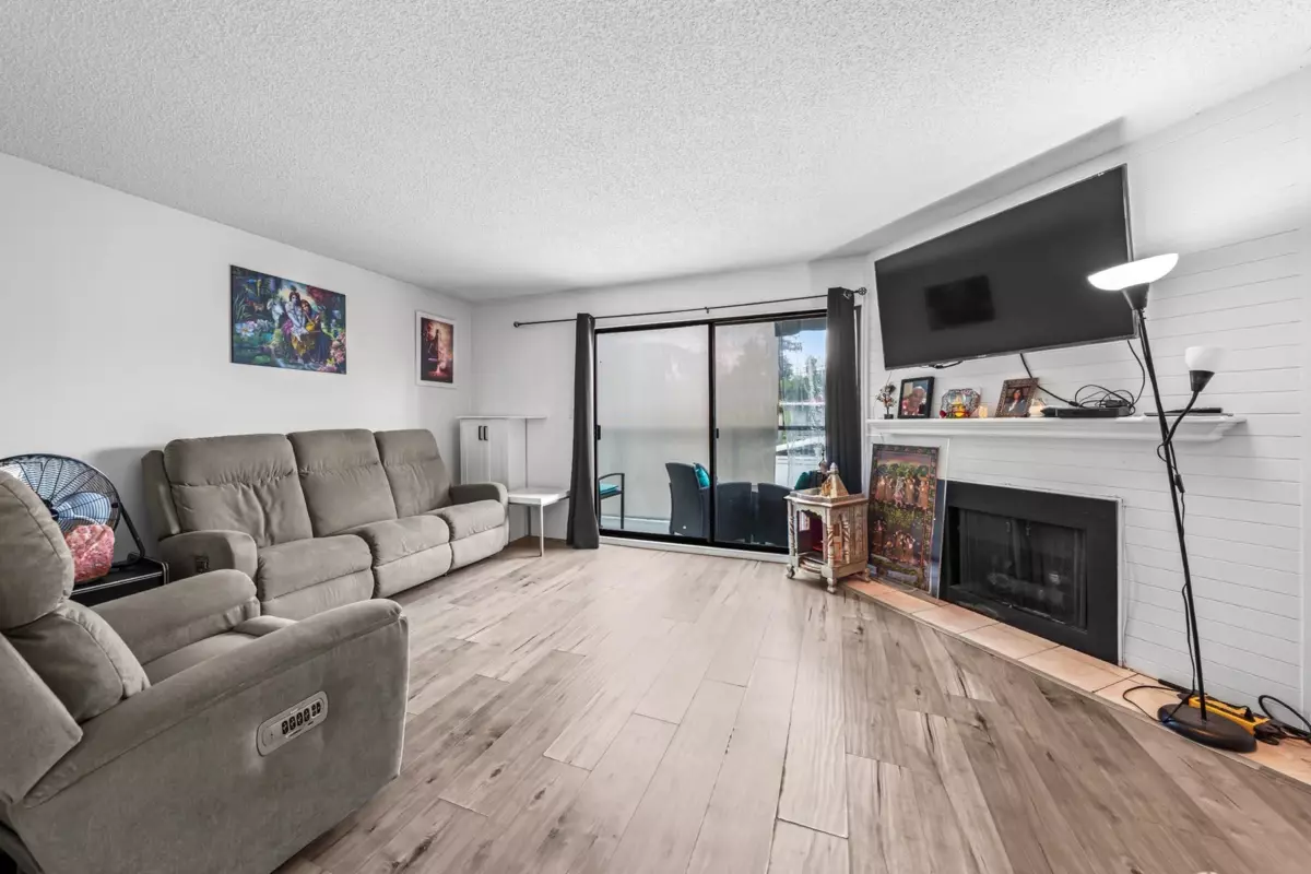 Family Room Photo of 301 315 Tenth Street, New Westminster, BC