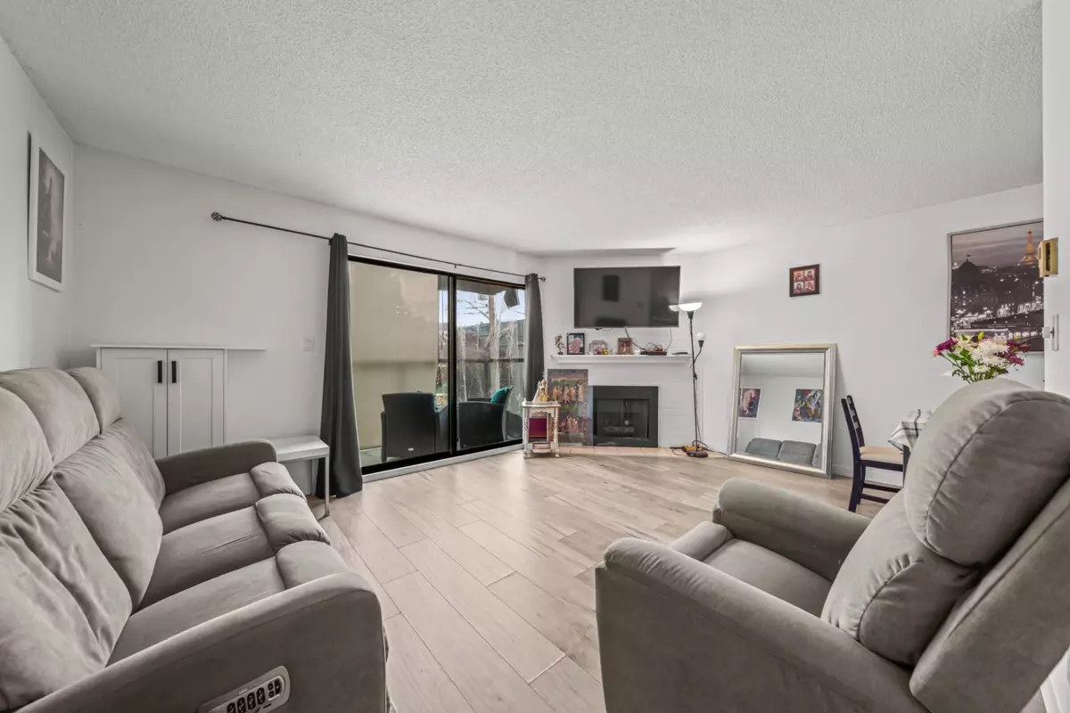 Living Room Photo of 301 315 Tenth Street, New Westminster, BC