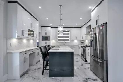 Kitchen Island Photo of 31041 N Deertrail Drive, Abbotsford, BC