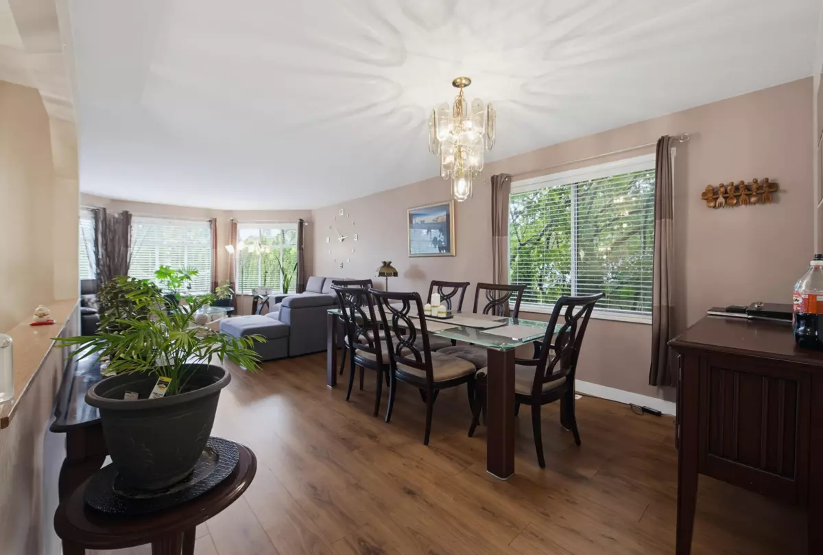 Family Room Photo of 15299 93a Avenue, Surrey, BC