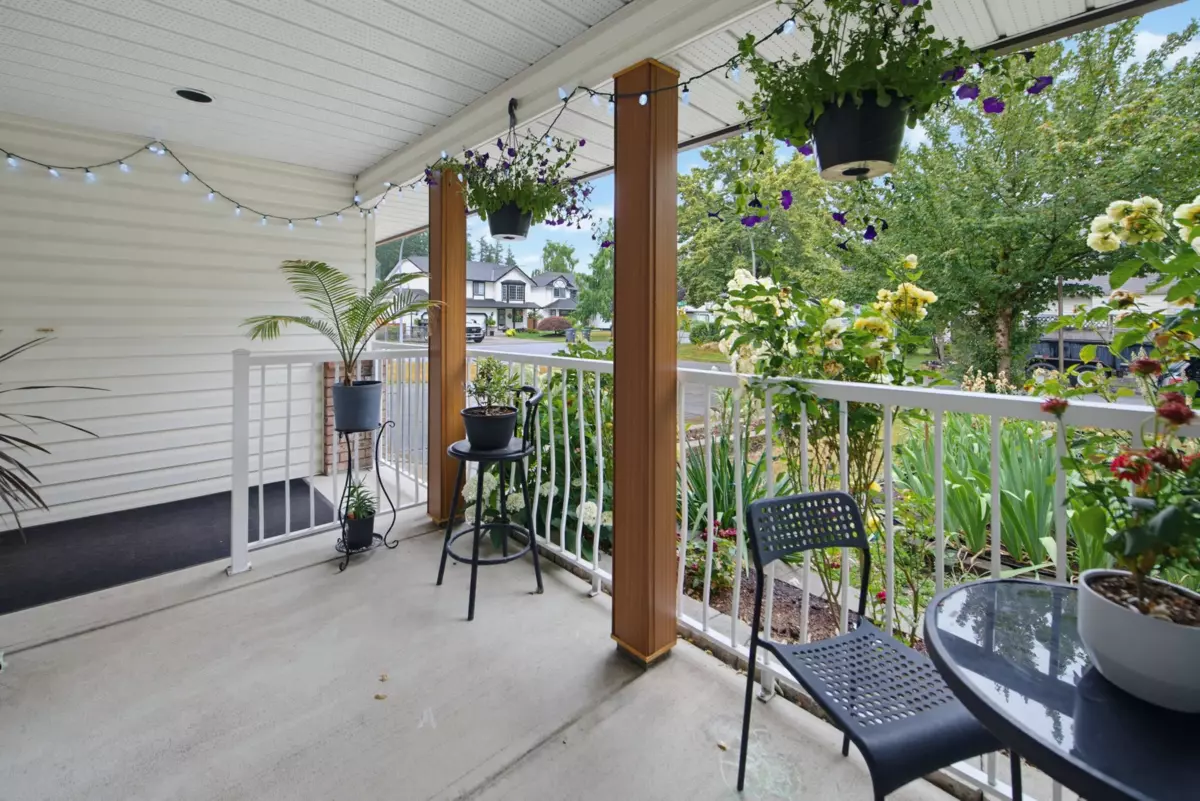 Living Room Photo of 15299 93a Avenue, Surrey, BC
