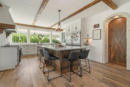 Kitchen Island Photo of 9586 Mcmillan Road, Rosedale, BC