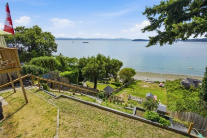 Garden / Landscaping Photo of 5223 Sunshine Coast Highway, Sechelt, BC