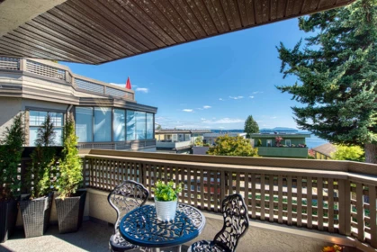 Front Yard Photo of 206 15080 Prospect Avenue, White Rock, BC