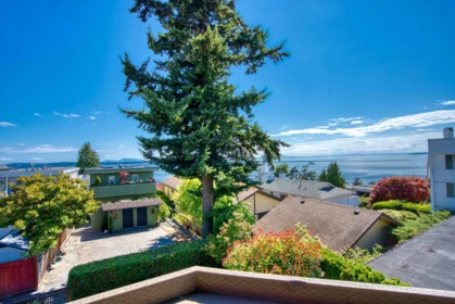 Garden / Landscaping Photo of 206 15080 Prospect Avenue, White Rock, BC
