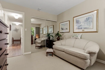 Entry Foyer Photo of 303 9425 Nowell Street, Chilliwack, BC