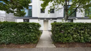 1 2528 E Broadway, Vancouver, BC