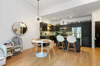 Kitchen Photo of 406 33338 E Bourquin Crescent, Abbotsford, BC