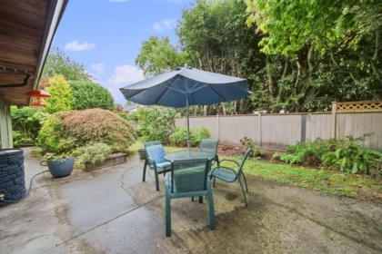 Front Yard Photo of 16108 13a Avenue, White Rock, BC