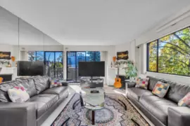 205 1610 Chesterfield Avenue, North Vancouver, BC
