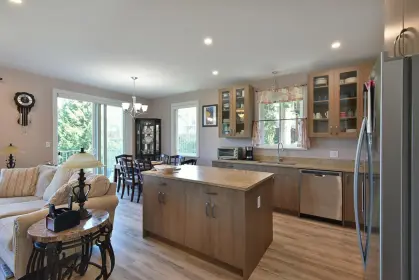 5836 Trail Avenue, Sechelt, BC, Sechelt — Single Family Residence for sale