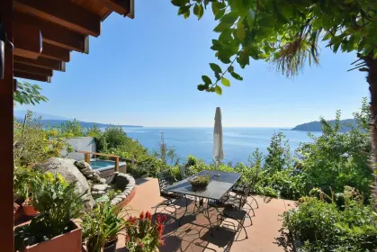 6231 Sunshine Coast Highway, Sechelt, BC, Sechelt — Single Family Residence for sale