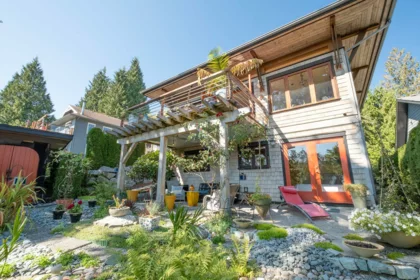 557 Central Avenue, Gibsons, BC, Gibsons — Single Family Residence for sale