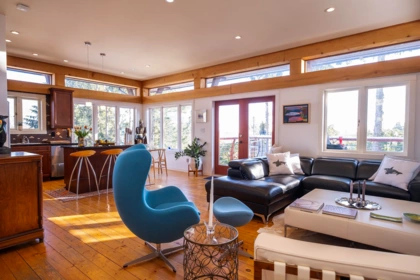 557 Central Avenue, Gibsons, BC, Gibsons — Single Family Residence for sale