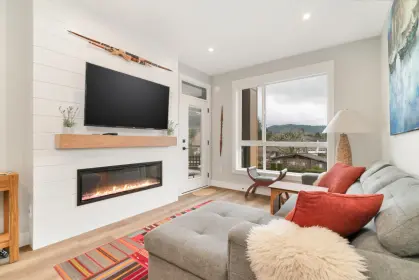 207 470 Esplanade Avenue, Harrison Hot Springs, BC, Harrison hot springs — Apartment/Condo for sale