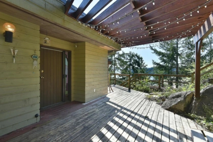 Entry Foyer Photo of 7297 Belle Road, Sechelt, BC