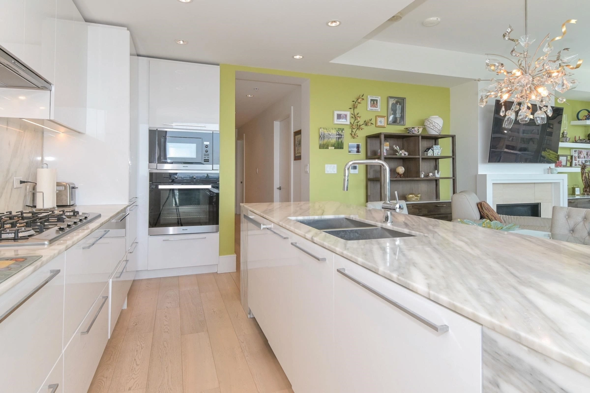 Kitchen Island Photo of 506 1500 Martin Street, White Rock, BC