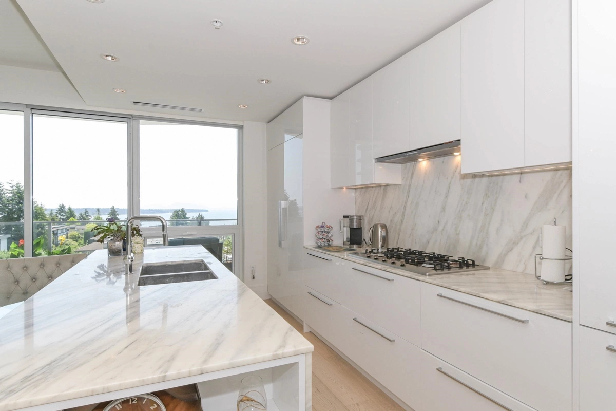 Kitchen Photo of 506 1500 Martin Street, White Rock, BC