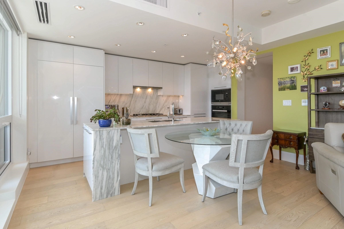 Primary Bathroom Photo of 506 1500 Martin Street, White Rock, BC