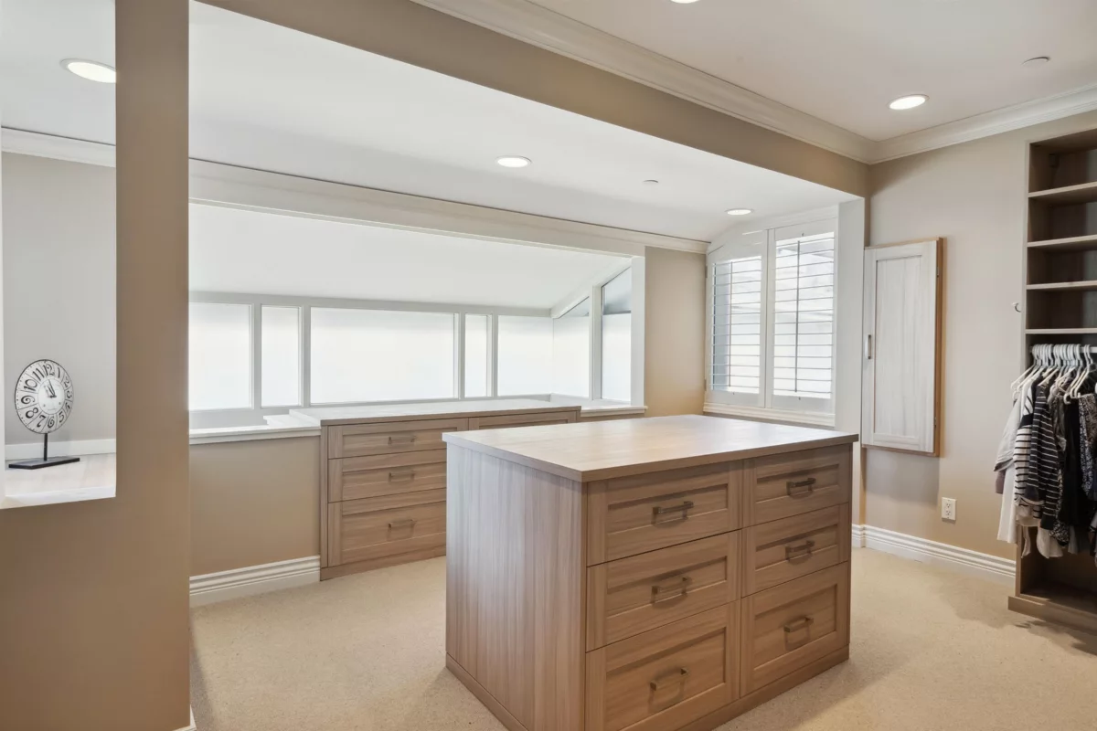 Entry Foyer Photo of 2406 Bellevue Avenue, West Vancouver, BC