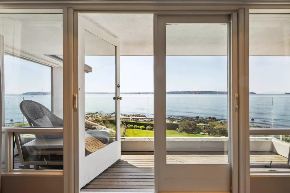 Hallway Photo of 2406 Bellevue Avenue, West Vancouver, BC