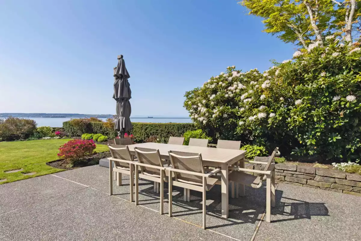 Hot Tub / Spa Photo of 2406 Bellevue Avenue, West Vancouver, BC