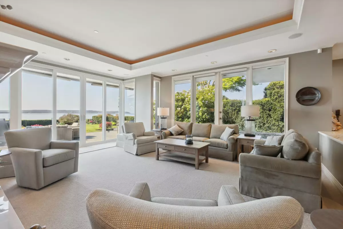 Kitchen Island Photo of 2406 Bellevue Avenue, West Vancouver, BC