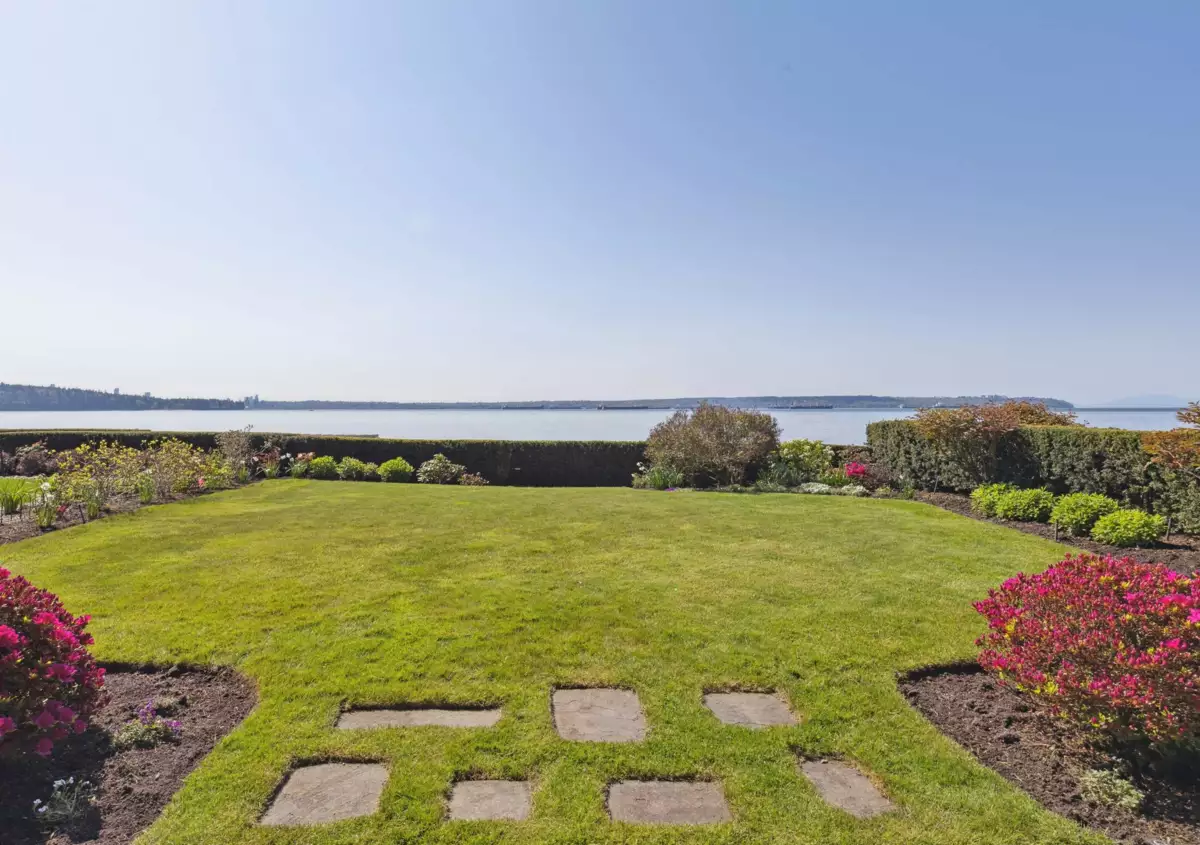 Living Room Photo of 2406 Bellevue Avenue, West Vancouver, BC