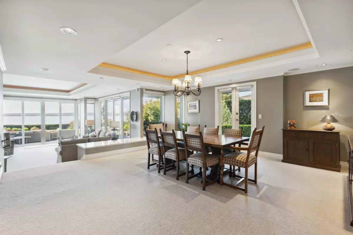 Walk-In Closet Photo of 2406 Bellevue Avenue, West Vancouver, BC