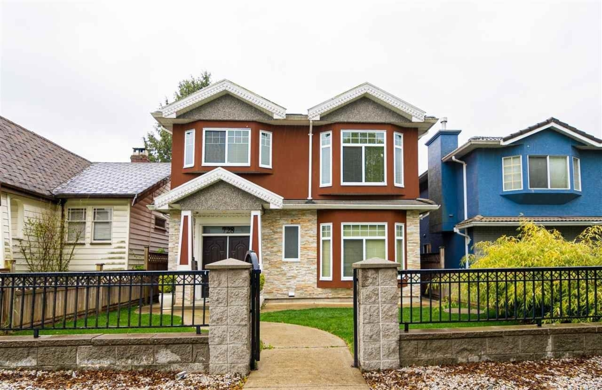 Exterior Front Photo of 728 E 49th Avenue, Vancouver, BC