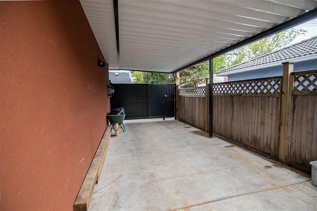 Laundry Room Photo of 728 E 49th Avenue, Vancouver, BC