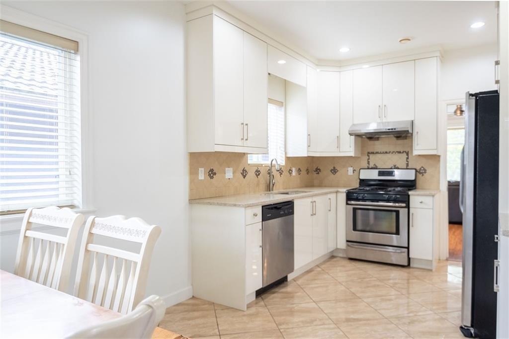 Primary Bathroom Photo of 728 E 49th Avenue, Vancouver, BC