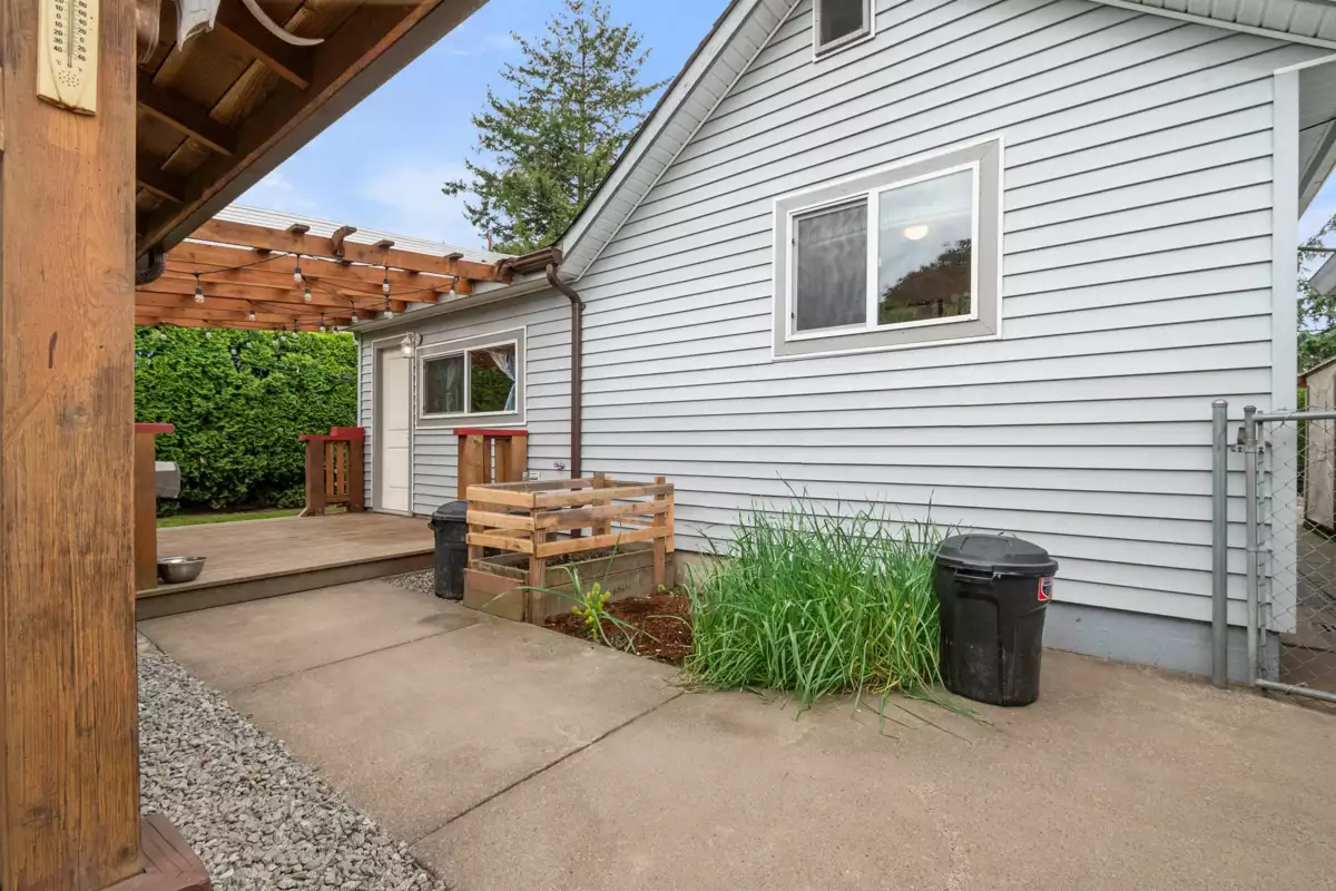 Kitchen Island Photo of 9834 Munro Avenue, Rosedale, BC