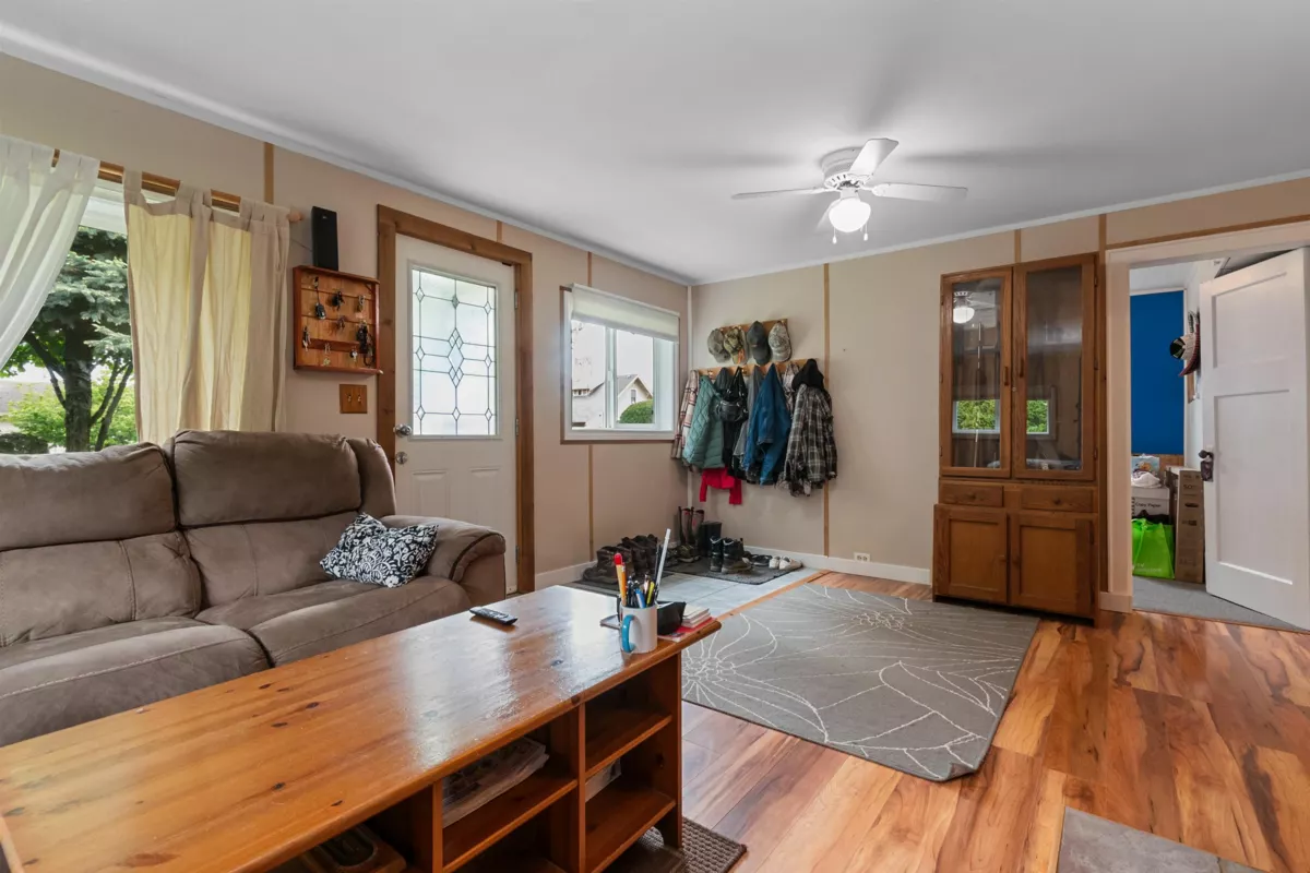 Mudroom Photo of 9834 Munro Avenue, Rosedale, BC
