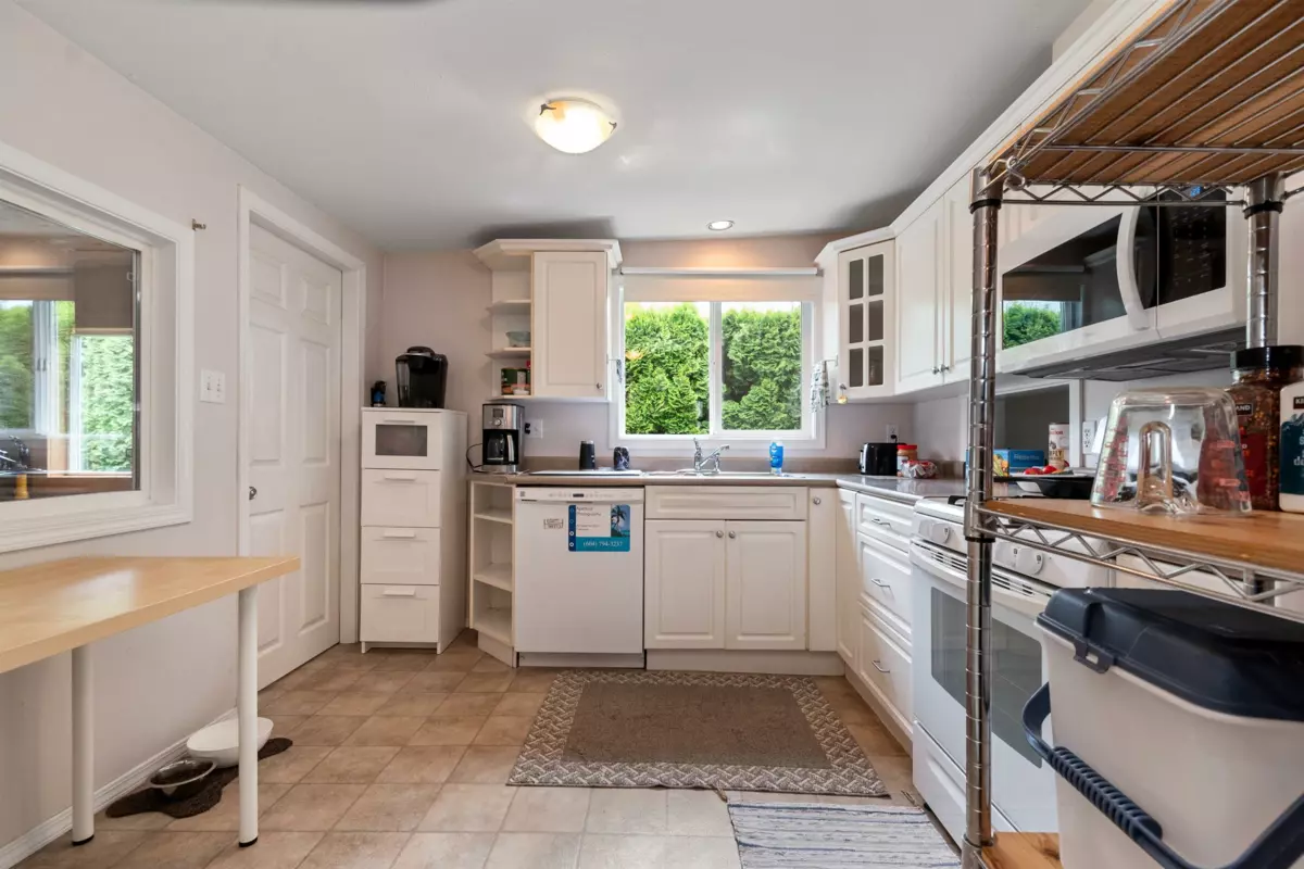 Swimming Pool Photo of 9834 Munro Avenue, Rosedale, BC