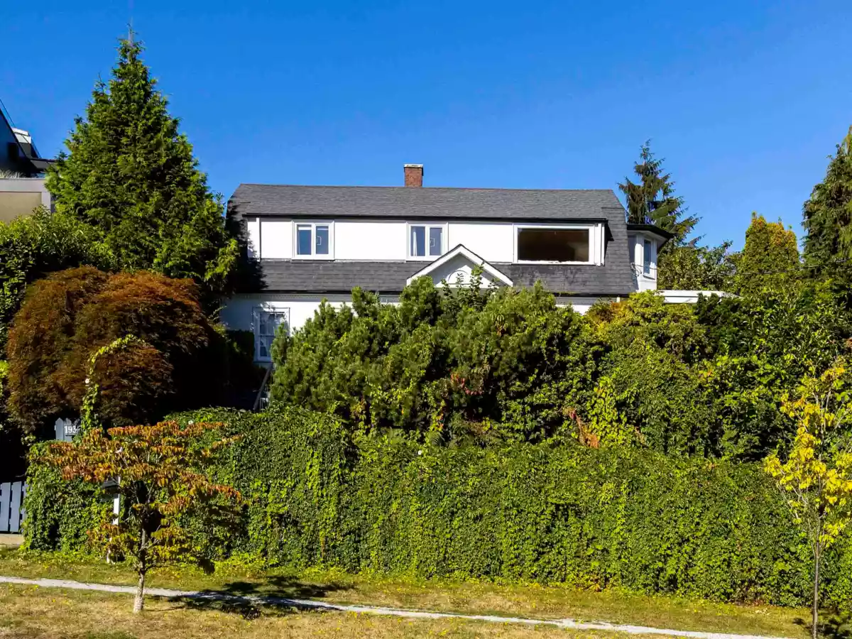 Kitchen Island Photo of 1937 Tolmie Street, Vancouver, BC