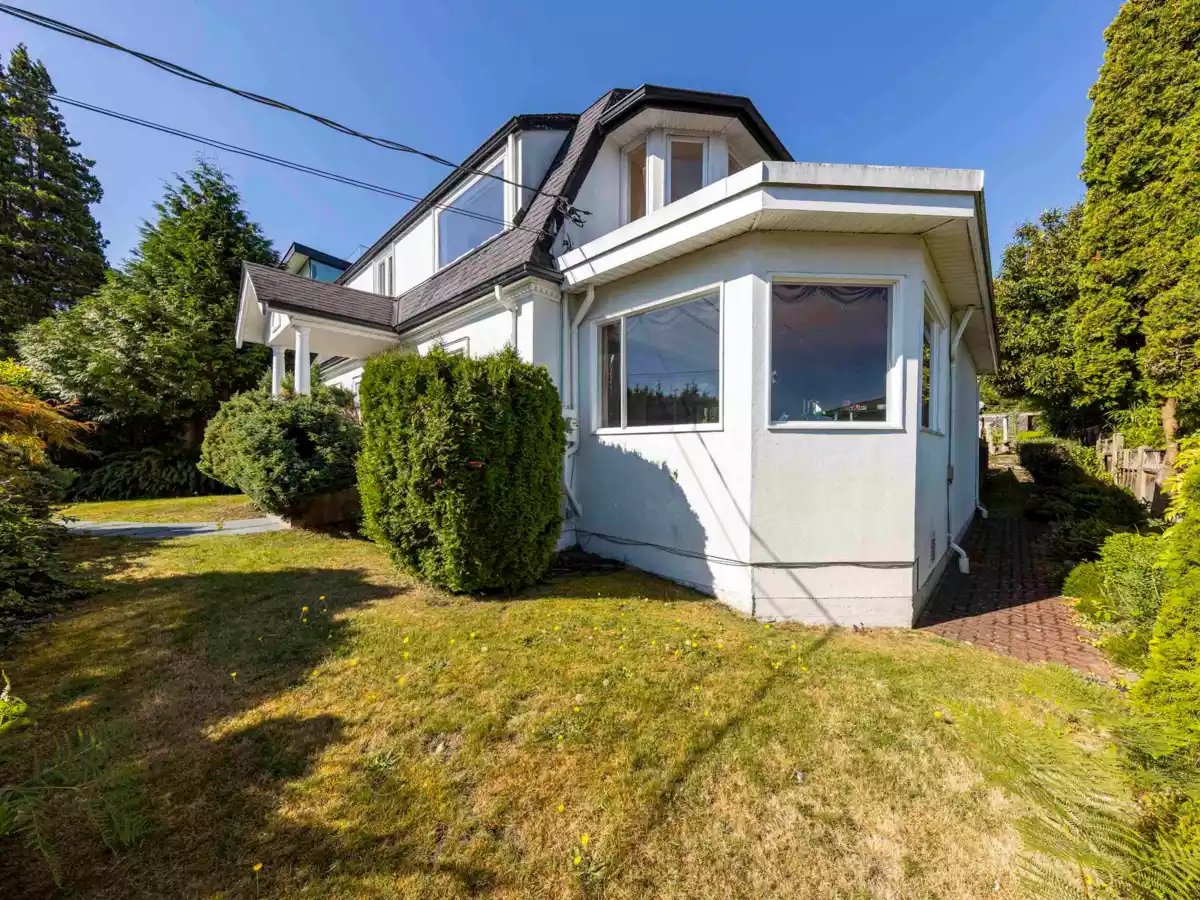 Kitchen Photo of 1937 Tolmie Street, Vancouver, BC