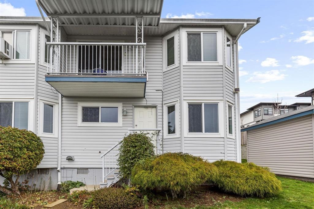 Family Room Photo of 13 32752 4 Avenue, Mission, BC