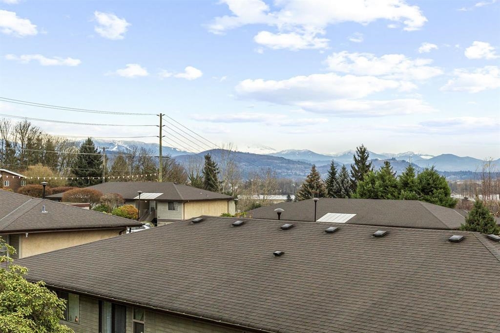 Kitchen Island Photo of 13 32752 4 Avenue, Mission, BC