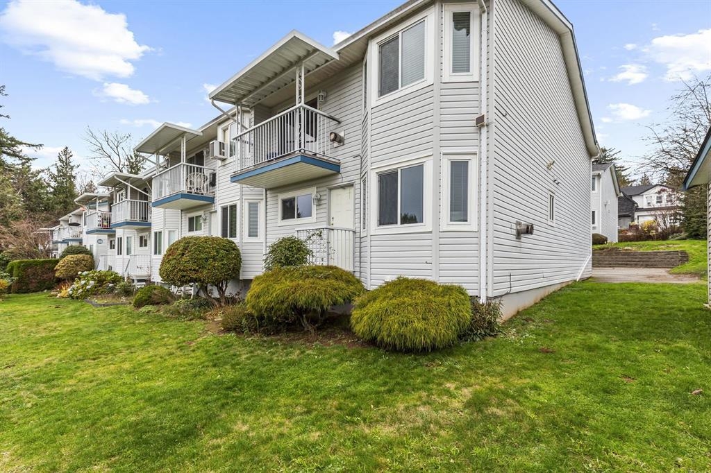 Living Room Photo of 13 32752 4 Avenue, Mission, BC