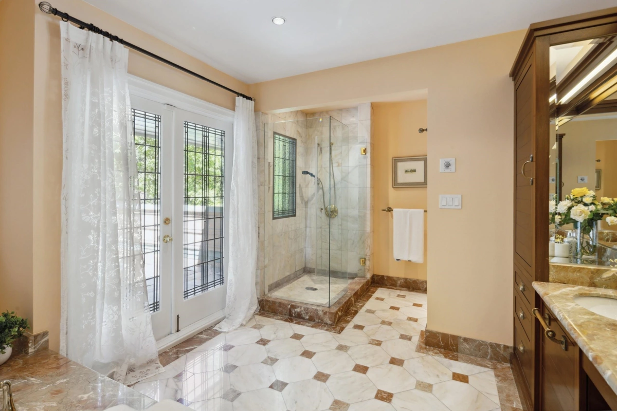 Entry Foyer Photo of 4051 Marguerite Street, Vancouver, BC