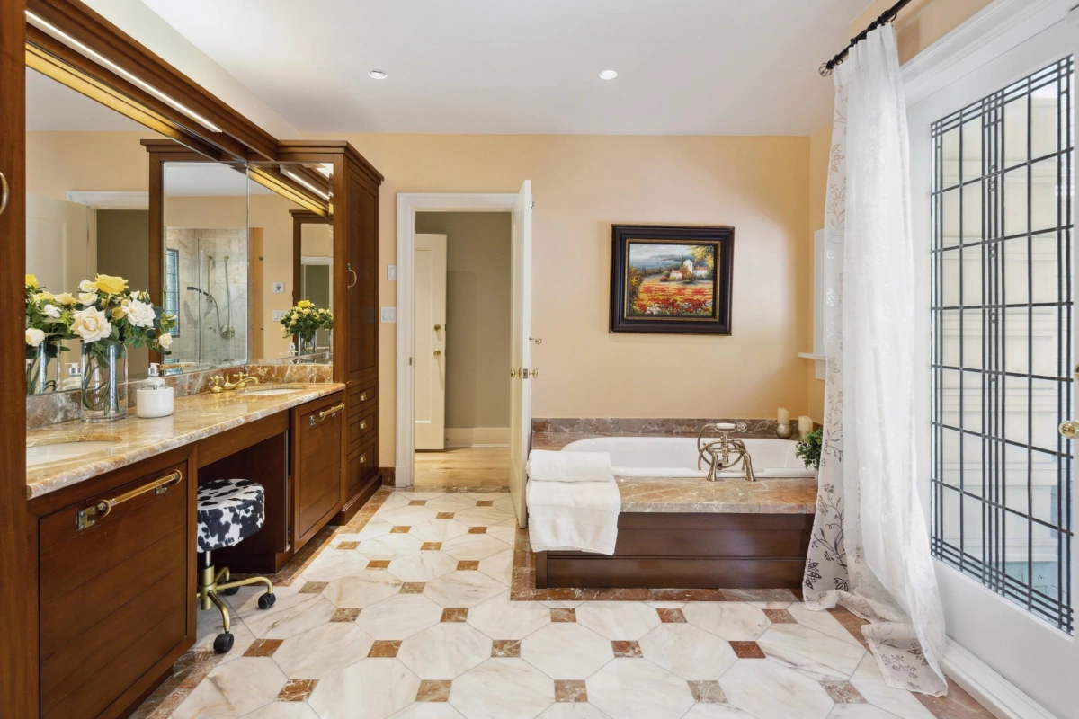 Hallway Photo of 4051 Marguerite Street, Vancouver, BC